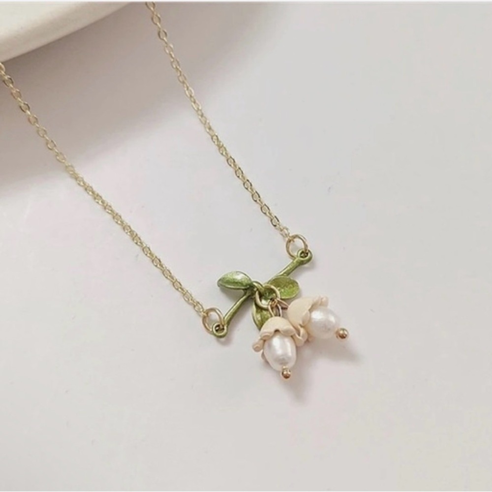 Elegant Gold and Green Floral Pendant Necklace - Picture 2 of 5